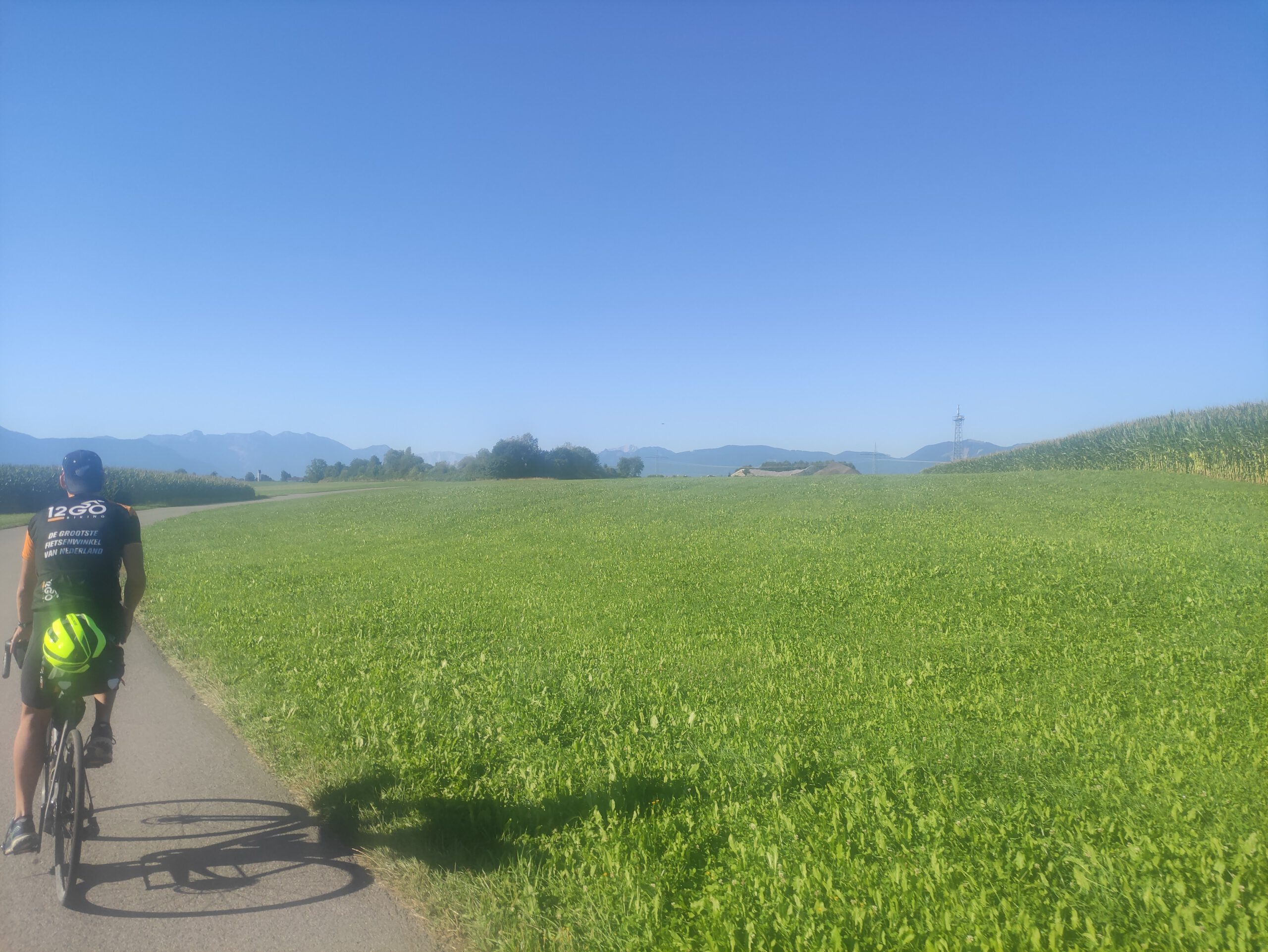 Onderweg met de fiets naar de bergen in Oostenrijk