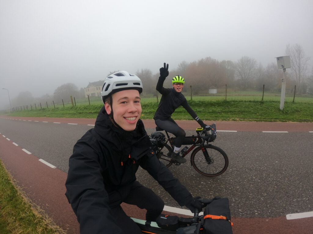 Sven en Rick op de fiets in Nederland voor bikkels on bikes