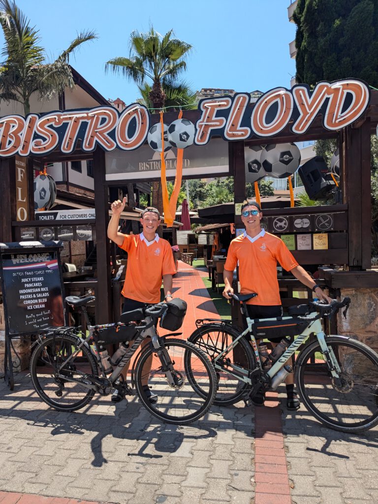 Voetbal kijken in Alanya met Bikkels on Bikes