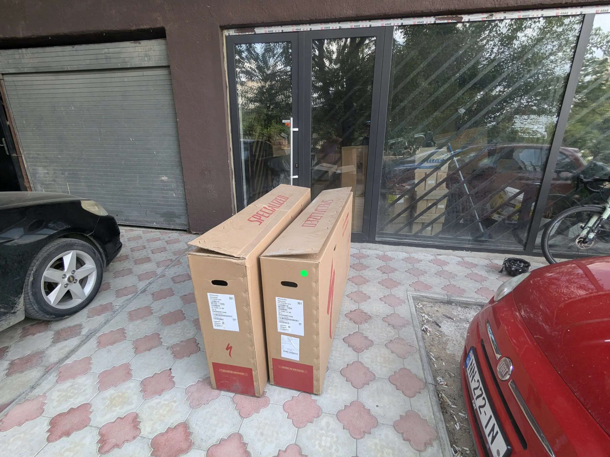 Bikkels on Bikes vliegen over de Kaspische zee