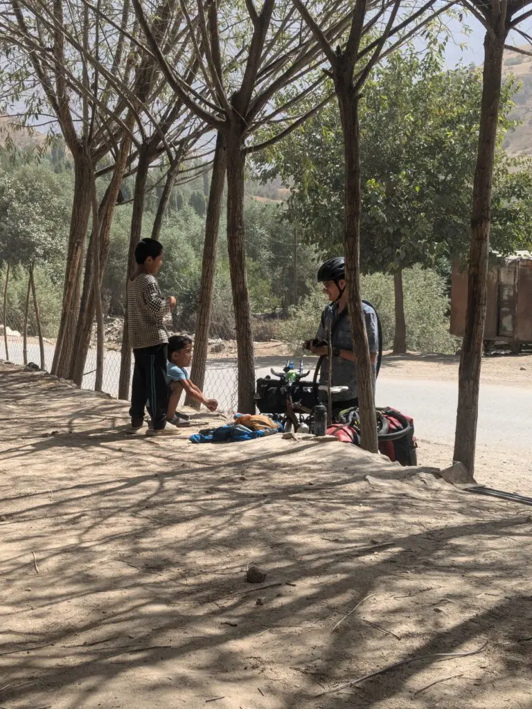 Schapen drijven met twaalf fietsers in Tadzjikistan