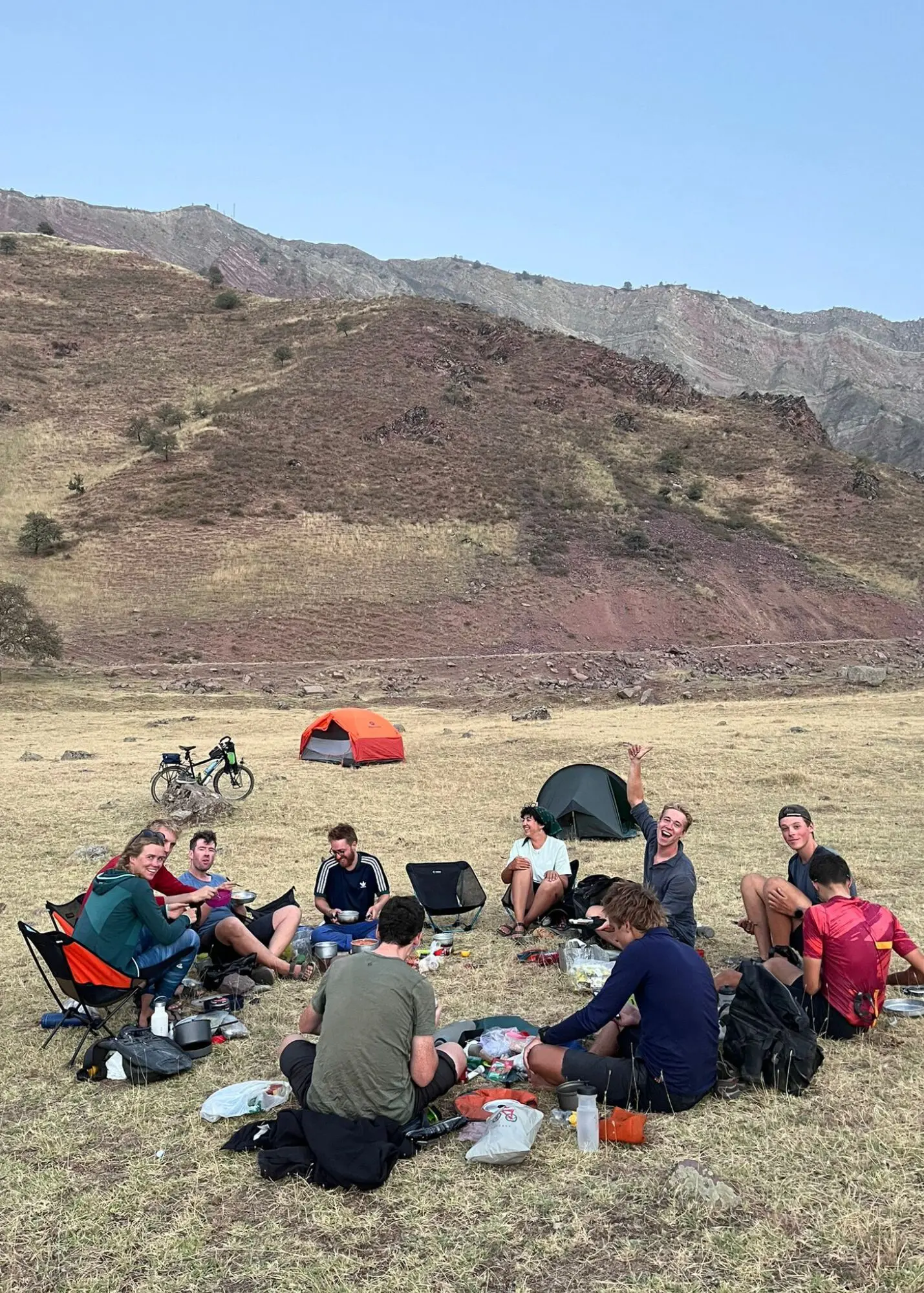 Schapen drijven met twaalf fietsers in Tadzjikistan