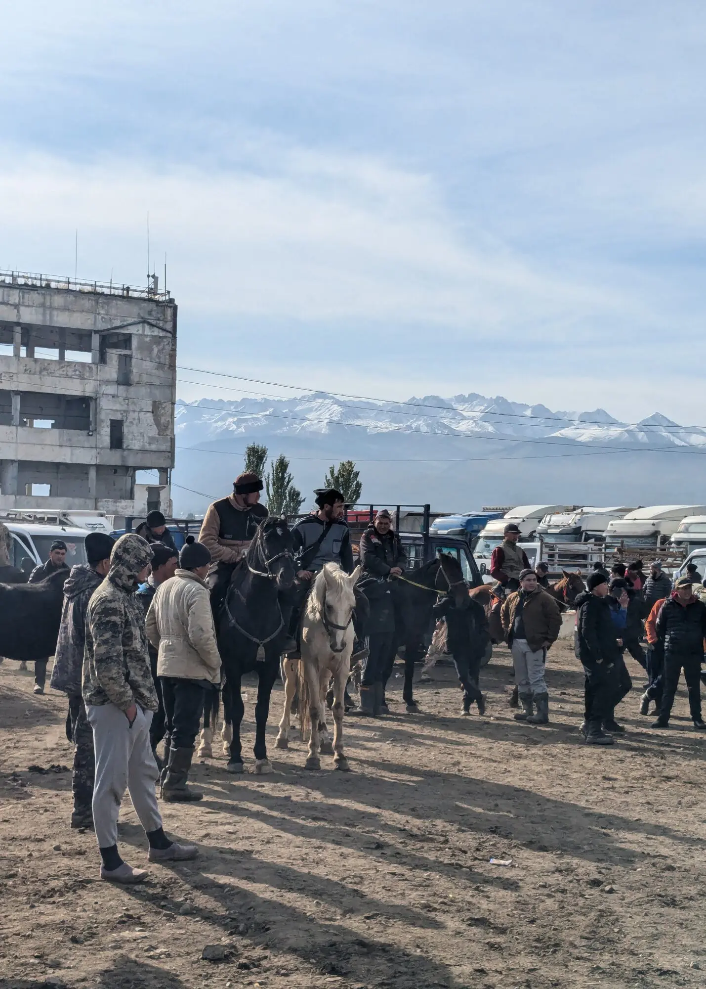 rust en hectiek in karakol met bikkels on bikes